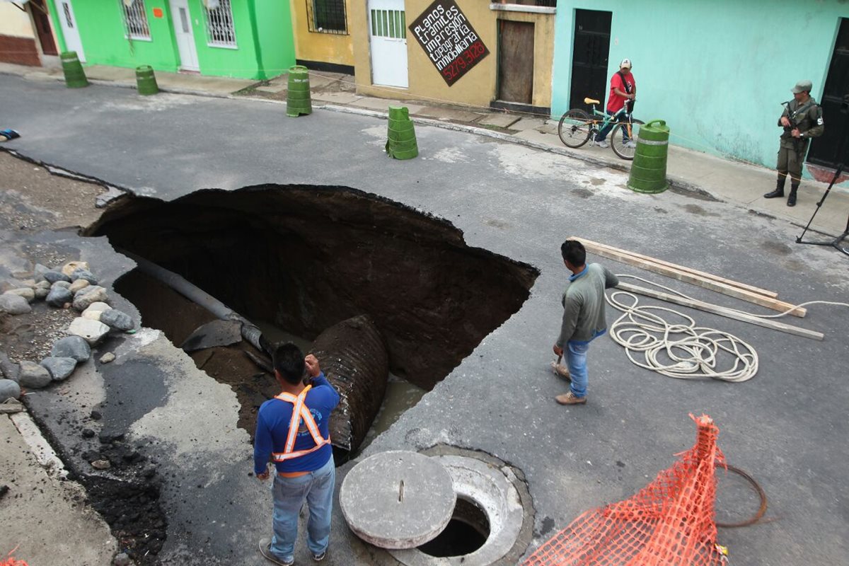 El agujero está en la 5ª. calle C 1-29, de la colonia Belencito, zona 7 de Mixco. (Foto Prensa Libre: Álvaro Interiano).