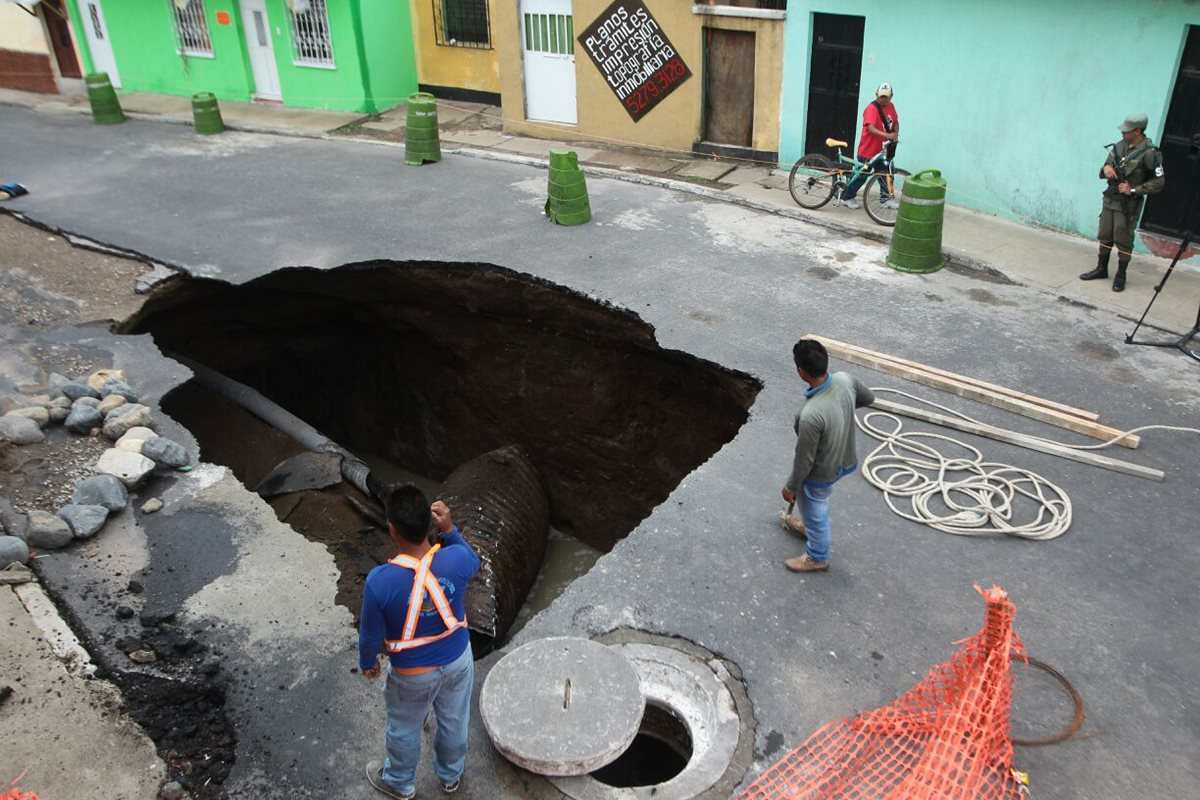 El agujero está en la 5ª. calle C 1-29, de la colonia Belencito, zona 7 de Mixco. (Foto Prensa Libre: Álvaro Interiano).