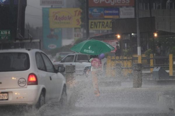 Las lluvias continuarán esta semana debido a un sistema de baja presión proveniente de la costa del Pacífico, de acuerdo a los reportes del Insivumeh. (Foto Prensa Libre: Érick Ávila)