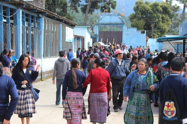 Padres de familia y estudiantes cerraron las puestas de la Enro y no permiten el ingreso de autoridades educativas ni de seguridad. (Foto Prensa Libre: Édgar Domínguez)
