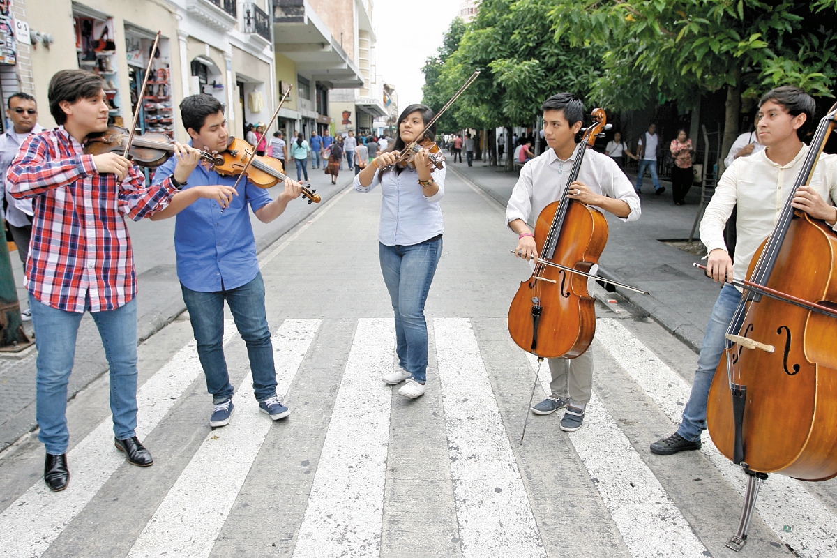 El quinteto está formado por estudiantes universitarios. (Foto Prensa Libre: Óscar Rivas)