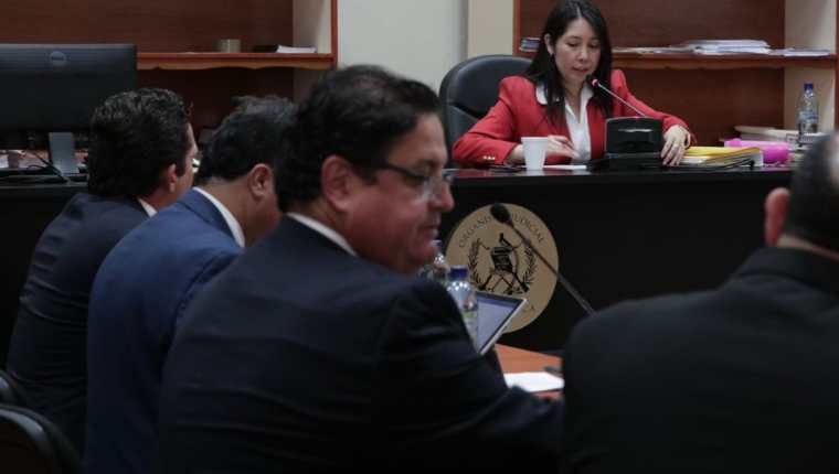 La jueza Érika Aifán resolvió ligar a proceso a Rodrigo Arenas y José Andrés Botrán por el delito de financiamiento electoral ilícito. (Foto Prensa Libre: Carlos Hernández Ovalle)