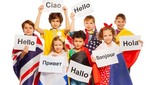 Varios estudias demuestran que las generaciones más jóvenes tienen un mayor conocimiento de idiomas que las anteriores. (GETTY IMAGES)