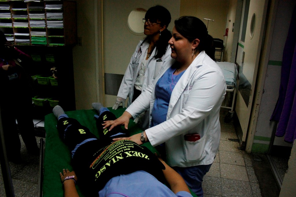 Personal médico muestra uno de los trajes adquiridos para prevenir muerte de pacientes en el HRO, en Quetzaltenango. (Foto Prensa Libre: María José Longo)
