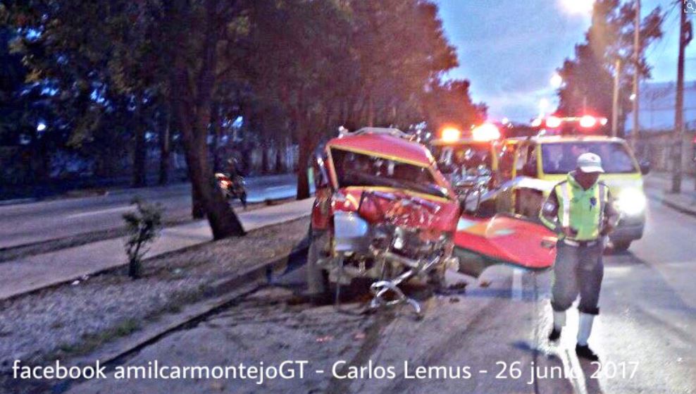 Triple colisión en Avenida Petapa y 48 calle, un hombre resultó herido. (Foto Prensa Libre: Amílcar Montejo)