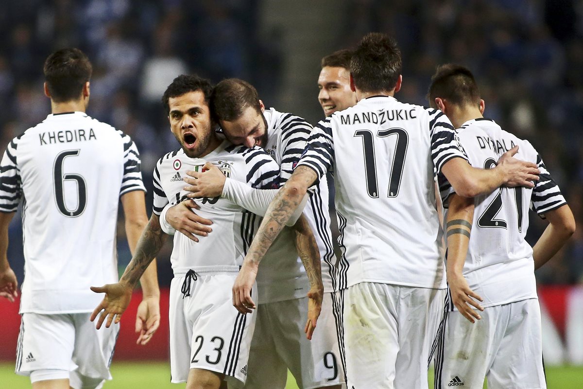 Dani Alves es felicitado por sus compañeros luego de vencer a Iker Casillas para anotar el primer gol de la Juventus. (Foto Prensa Libre EFE)