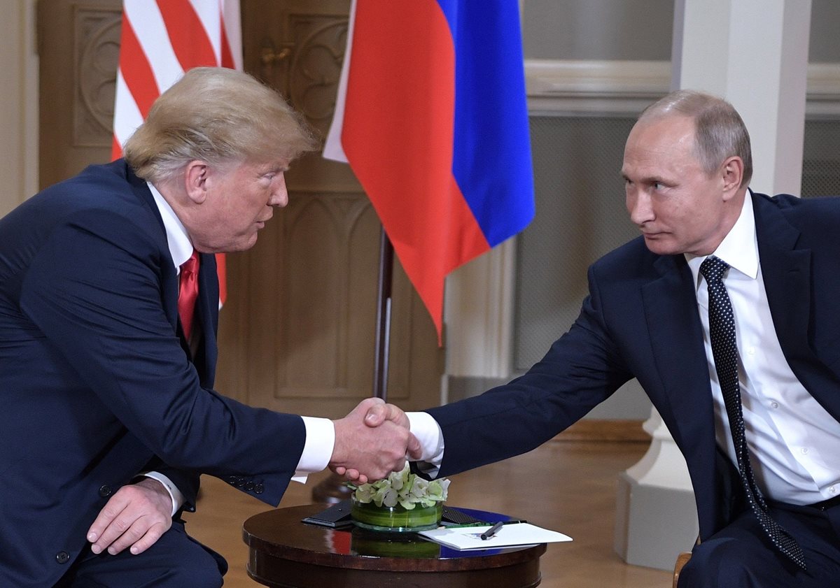 Donal Trump y Vladimir Putin se saludan al comienzo de la reunión que sostienen este lunes en Helsinki, Finlandia. (Foto Prensa Libre: EFE)