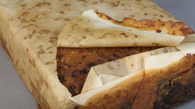 La torta envuelta en papel de hornear que se encuentra en "excelentes condiciones", 106 años después de haber sido dejada en una base científica en Antártica. ANTARCTIC HERITAGE TRUST