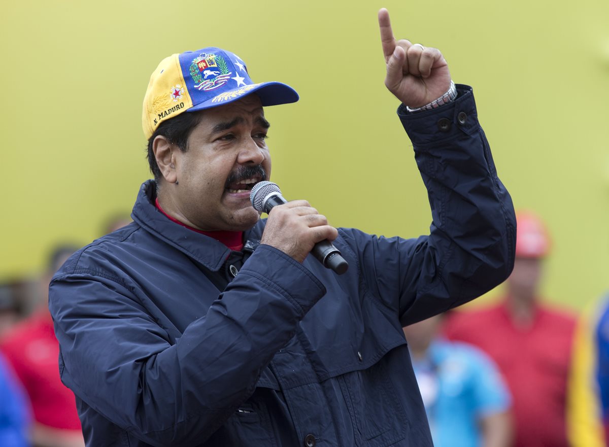 El presidente de Venezuela, Nicolás Maduro, habla a partidarios durante la marcha en Caracas. (Foto Prensa Libre: AP).