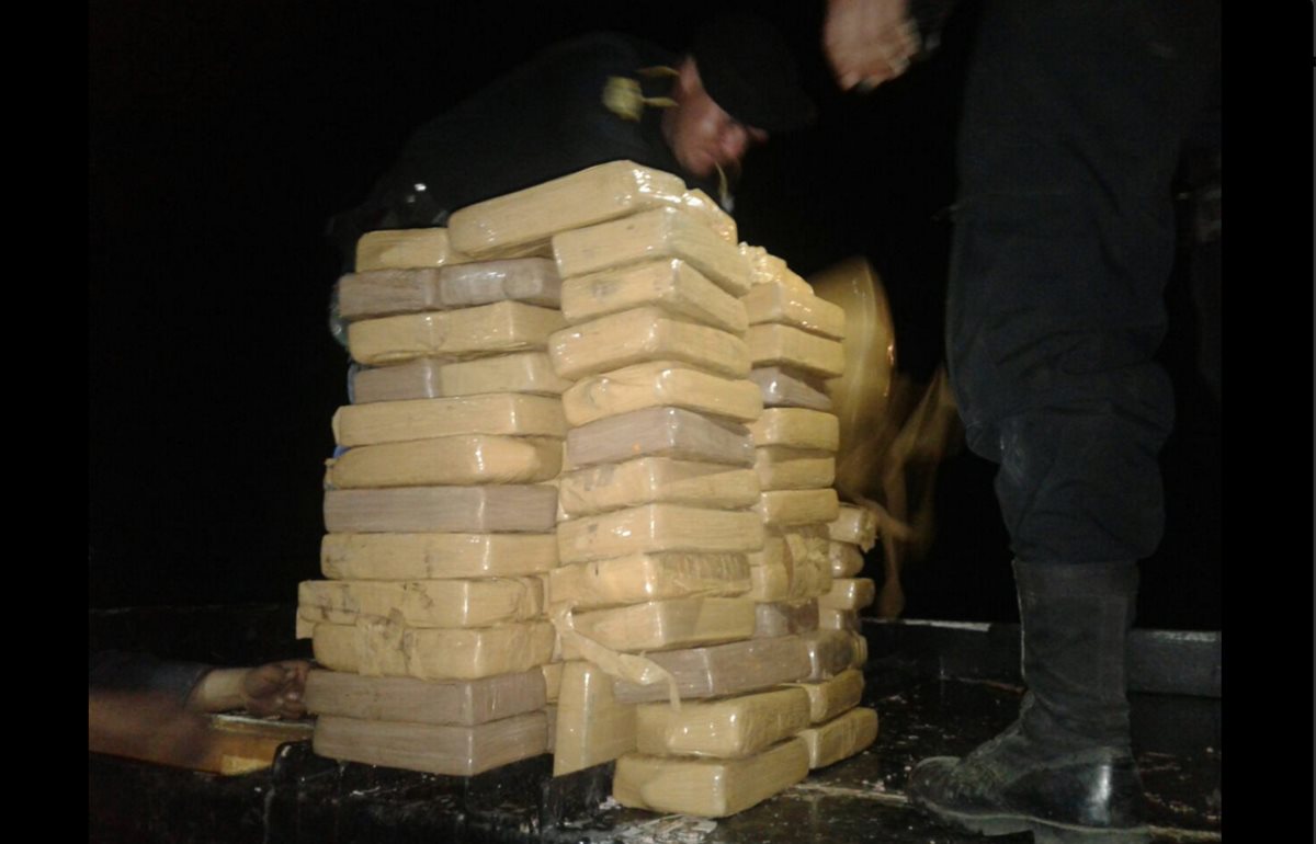 Policía Nacional Civil de Baja Verapaz incautó 307 paquetes con cocaina ocultos en el compartimiento de un camión. (Foto Prensa Libre: Hemeroteca PL)