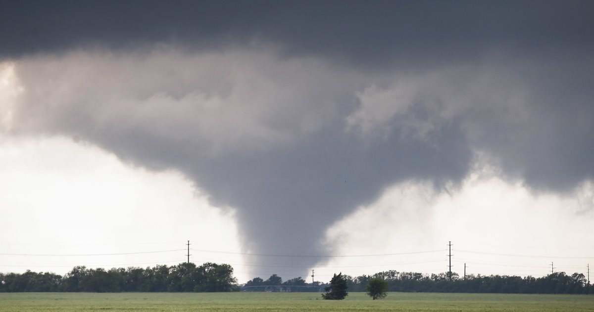 Una imagen captada por un aficionado del potente tornado que impactó buena parte de Texas. (Foto Prensa Libre: AP).