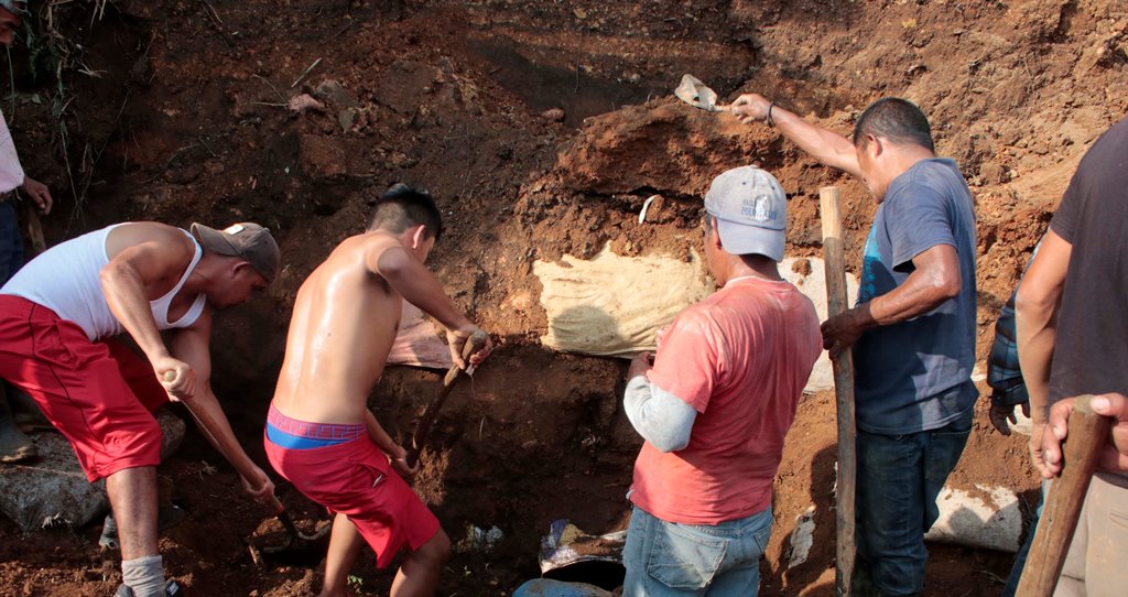 Socorristas y vecinos rescatan cuerpos de dos personas soterradas en comunidad de la zona 12 de Cobán, Alta Verapaz. (Foto Prensa Libre: Eduardo Sam Chun)