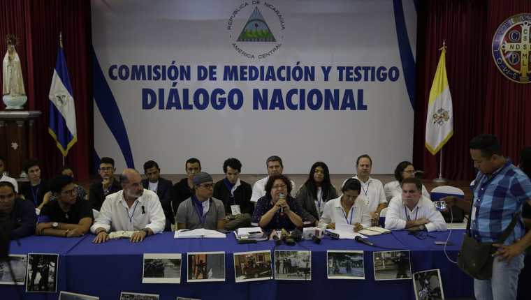 Representantes de la opositora Alianza por la Justicia y la Paz hablan antes de reiniciar el diálogo nacional en Managua, Nicaragua. (Foto Prensa Libre:EFE).