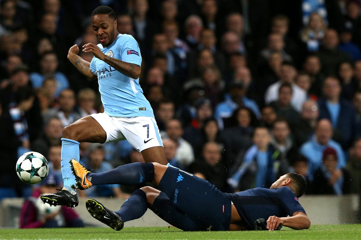 Raheem Sterling disputa un balón frente al jugador del Napoli Faouzi Ghoulam.