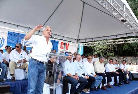 El presidente Otto Pérez Molina se dirige a los asistentes durante la inauguración de trabajos en carretera al suroccidente. (Foto Prensa Libre: Rolando Miranda).