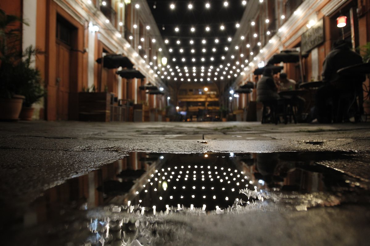 El Pasaje Aycinena tiene nueva imágen y nuevos horarios para que más turistas lo visiten.(Foto Prensa Libre: Foto Prensa Libre:Paulo Raquec)
