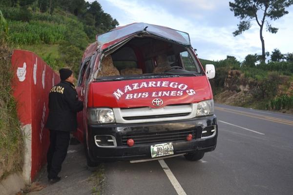El autobús de Transportes Mazariegos volcó en el km 163 de la ruta Interamericana, Nahualá, Sololá. (Foto Prensa Libre: Édgar Sáenz)<br _mce_bogus="1"/>