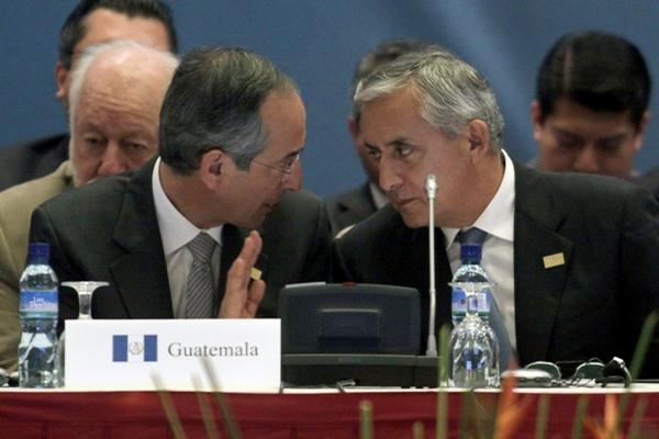Colom y Pérez dialogan durante la reunión de Sica. (Foto Prensa Libre: EFE)