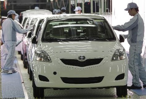 A través de un anuncio, Cofiño Sthal distribuidora de vehículos Toyota en el país, anunció que la producción de esa marca se retrasará debido al cierre de algunas plantas en Japón. (Foto Prensa Libre. AP)
