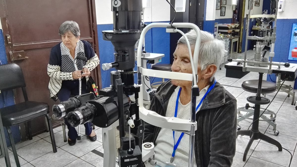 Adultos mayores tienen mayor tendencia a desarrollar enfermedades de la vista. (Foto Prensa Libre: Roni Pocón)