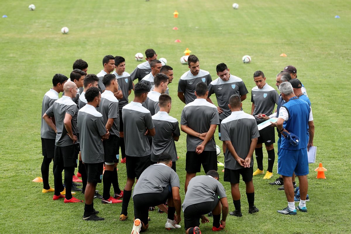 La Selección Nacional todavía no ha podido entrenarse con los uniformes oficiales para la nueva era al mando de Wálter Claverí. (Foto Prensa Libre: Edwin Fajardo)