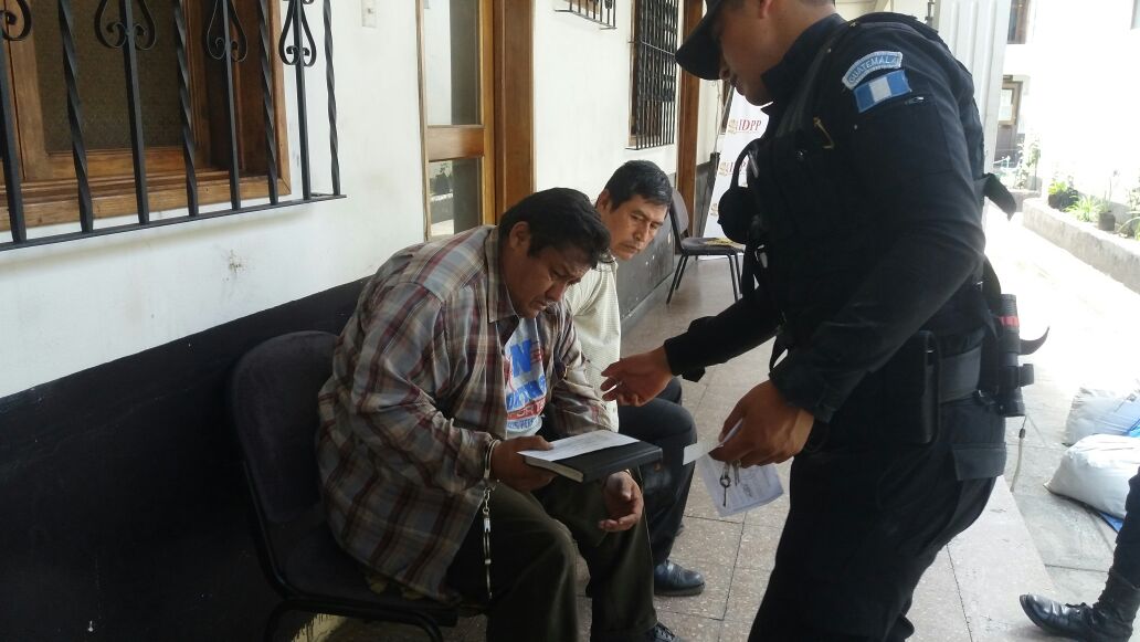 Dos hombres arrebataron el dinero a otro cuando salió de un banco en Antigua Guatemala, Sacatepéquez, pero fueron capturados. (Foto Prensa Lbire: Renato Melgar).