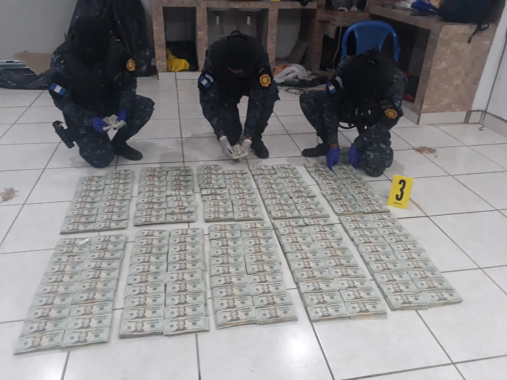 Investigadores cuentan el dinero decomisado en Catarina, San Marcos. (Foto Prensa Libre: @MPguatemala).