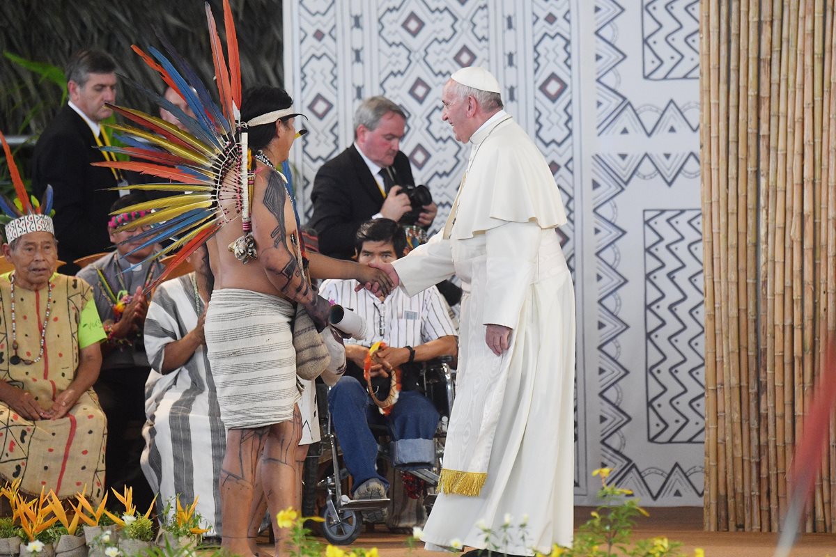 El papa Francisco, preside una reunión con representantes de los indígenas en el Coliseo de Madre de Dios, en Puerto Maldonado, Perú. (Foto Prensa Libre: EFE)
