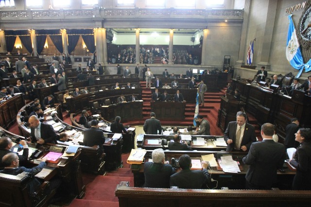 Ciento cuarenta diputados votaron a favor de la aprobación del decreto 18-2016. (Foto Prensa Libre: Esbin García)