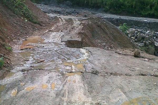 Caminos a  La Unión, Zacapa, se encuentran dañados por varios derrumbes. (Foto Prensa Libre: Julio Vargas)