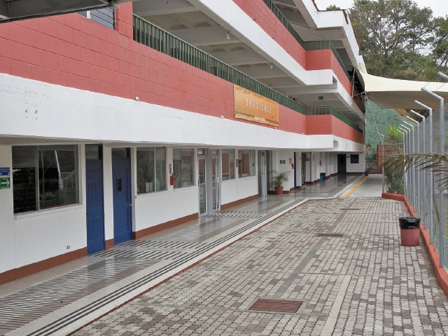 Las clases en el colegio Solalto fueron suspendidas ayer, mientras padres de familia recibieron información de lo sucedido en aula de Quinto Bachillerato. (Foto Prensa Libre: Estuardo Paredes)