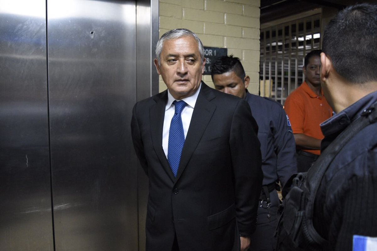 Otto Pérez Molina en tribunales para la audiencia de etapa intermedia, su abogado presentó excusa. (Foto Prensa Libre: Esbin García)