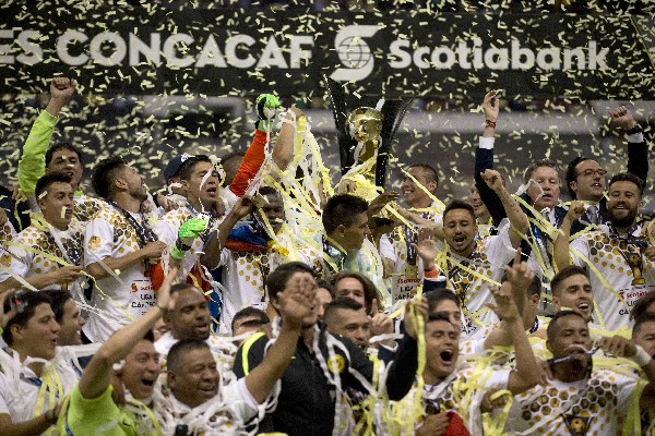 El América festejó el título de la Concacaf al vencer en la final a Tigres. (Foto Prensa Libre: AP)