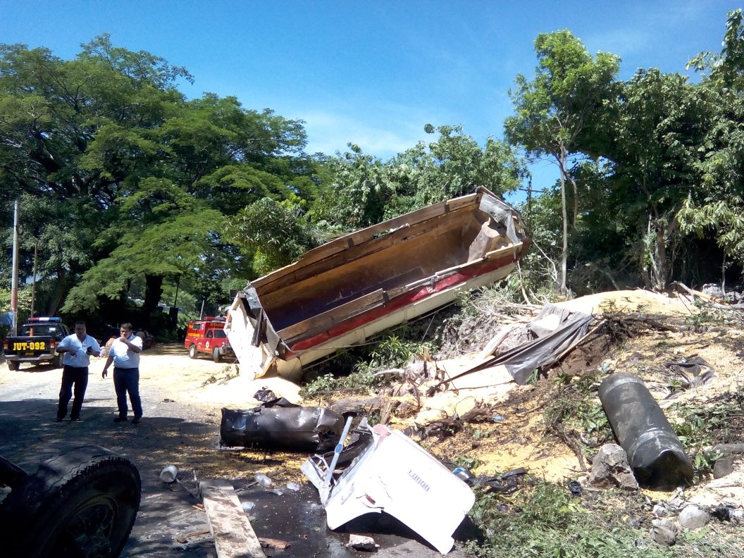 Automotores involucrados en accidente de tránsito quedan destruidos en la ruta a El Salvador, Jutiapa. (Foto Prensa Libre: Óscar González)