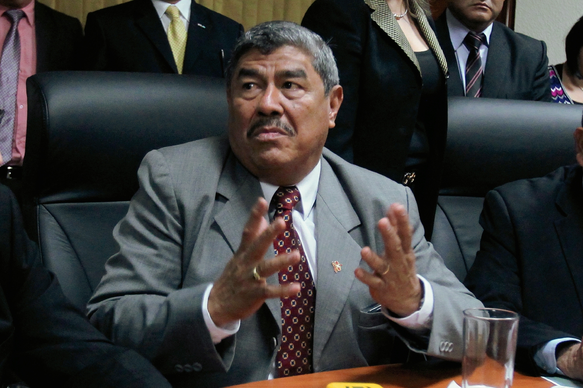 El contralor Carlos Mencos rechaza el aval para el proyecto del Igss. (Foto Prensa Libre: Hemeroteca PL)