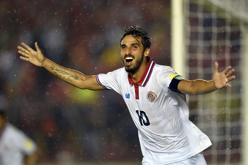 El talentoso delantero costarricense, Bryan Ruiz celebra el primer gol para su selección. (Foto Prensa Libre: AFP)