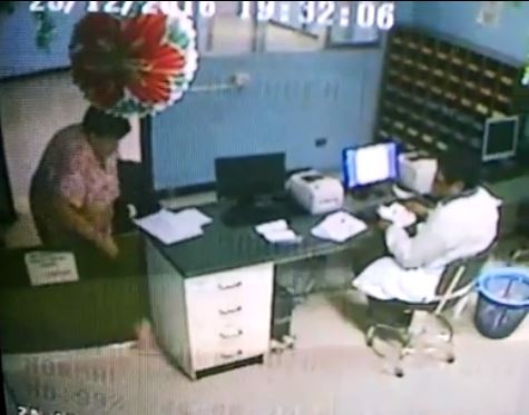 Enfermera captada por cámaras de vigilancia cuando deja lo robado al notar que fue sorprendida. (Foto Prensa Libre: Cortesía)