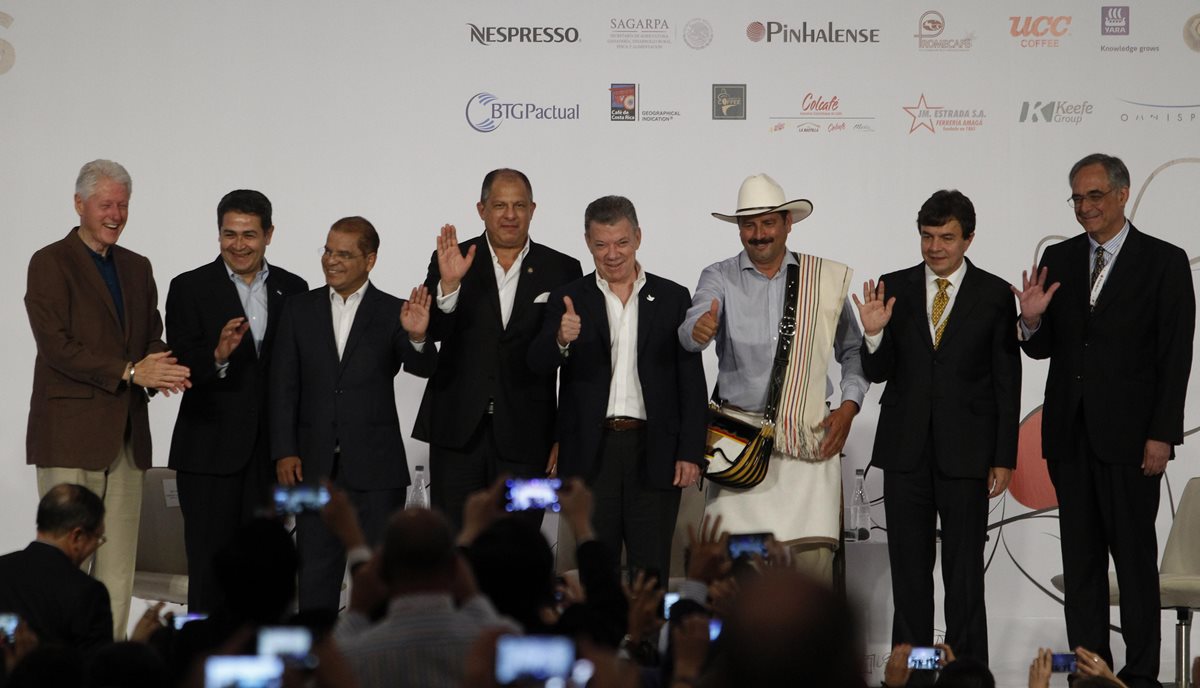 El ex presidente de Estados Unidos Bill Clinton y otros funcionarios durante el congreso cafetero en Colombia. (Foto Prensa Libre: EFE)