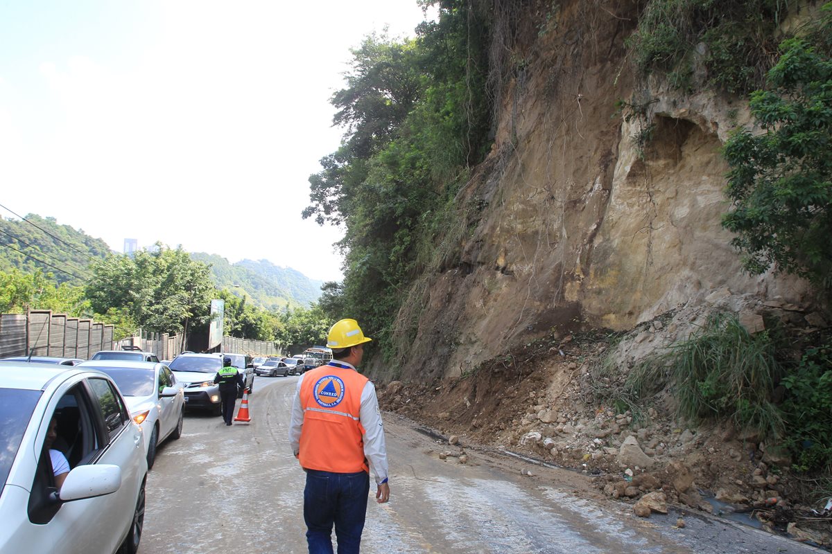 Automovilistas corren riesgo la transitar por el kilómetro 11.5 de la ruta hacia Boca del Monte. (Foto Prensa Libre: Esbin García)