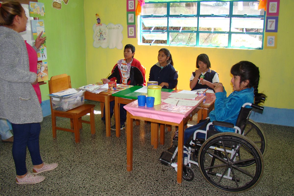 Una maestra de la  Escuela Oficial de EducaciÃ³n Especial en San Marcos  imparte clases a niÃ±os con capacidades diferentes.