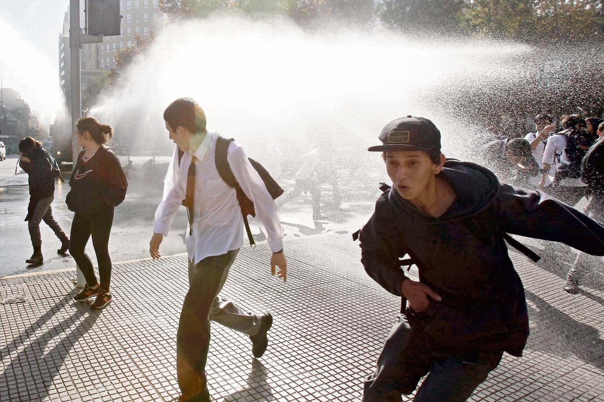 Estudiantes de secundaria se enfrentan a la policía chilena. (Foto Prensa Libre: EFE).