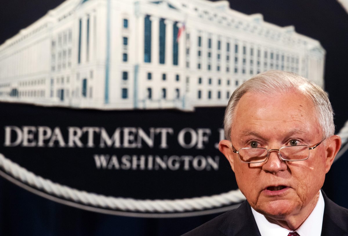 El fiscal general, Jeff Sessions, anuncia la decisión de Trump sobre el DACA. (Foto Prensa Libre: AFP)