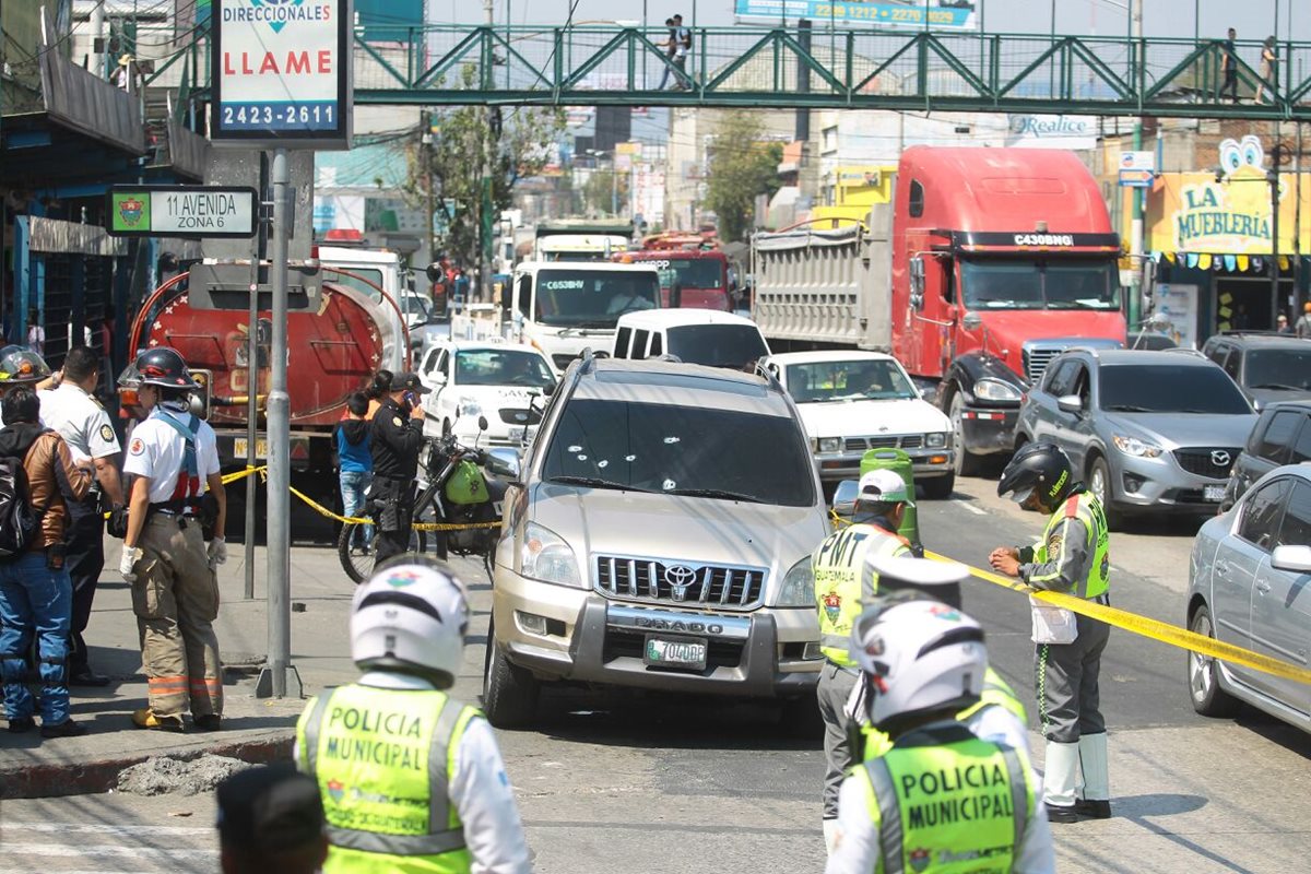 El ataque a los elementos de la PNC fue en la Calle Martí y 11 avenida, zona 6. (Foto: Prensa Libre Álvaro Interiano)