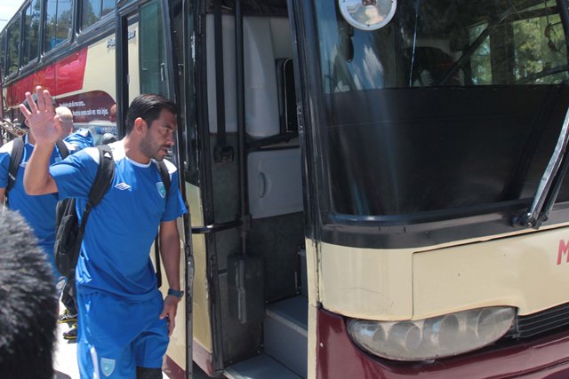 Carlos Ruiz en el momento de subir al autobús para trasladarse al aeropuerto. (Foto Prensa Libre: Norvin Mendoza)
