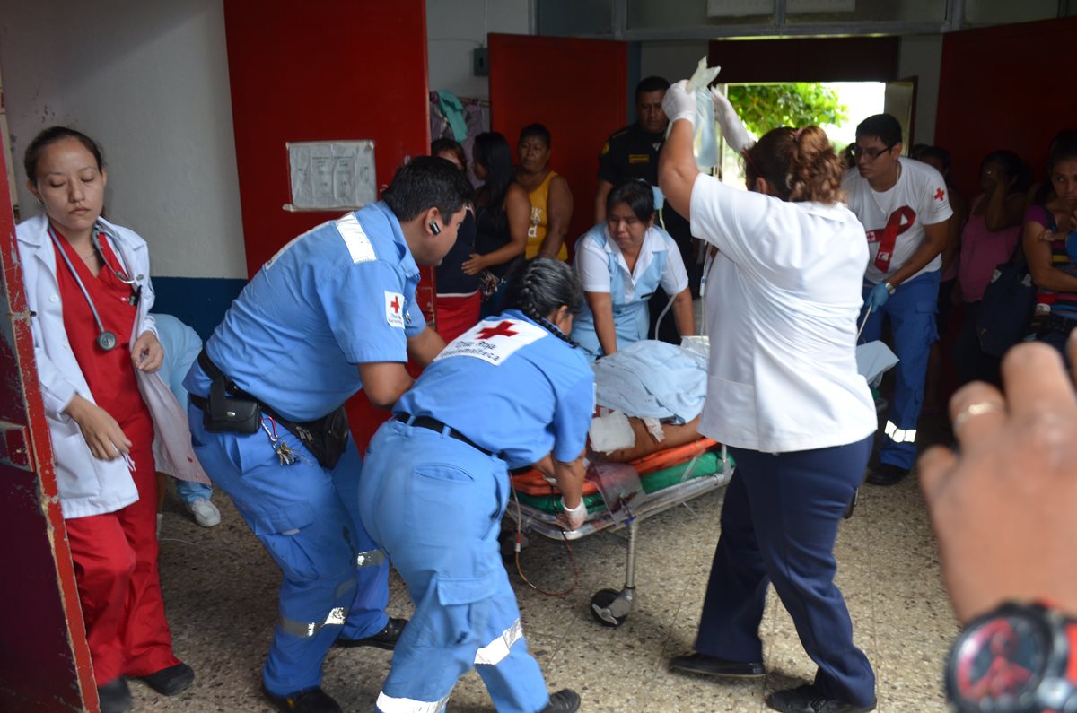 Ángel Bran Caseros es trasladado por socorristas al Hospital Nacional de Retalhuleu, con varias heridas de bala. (Foto Prensa Libre: Jorge Tizol)