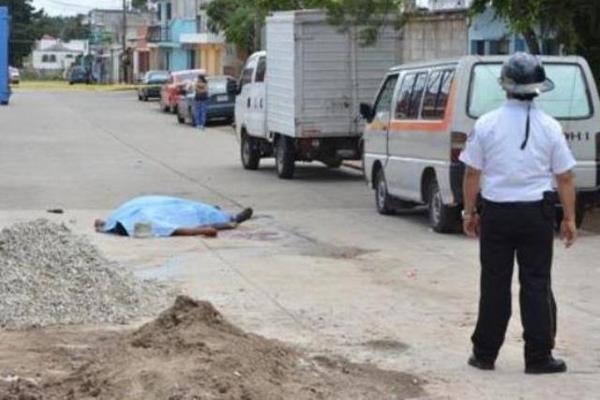 Un vendedor de golosinas murió al ser atacado a balazos en la colonia San Ignacio, en Mixco. (Foto Prensa Libre: CBV)