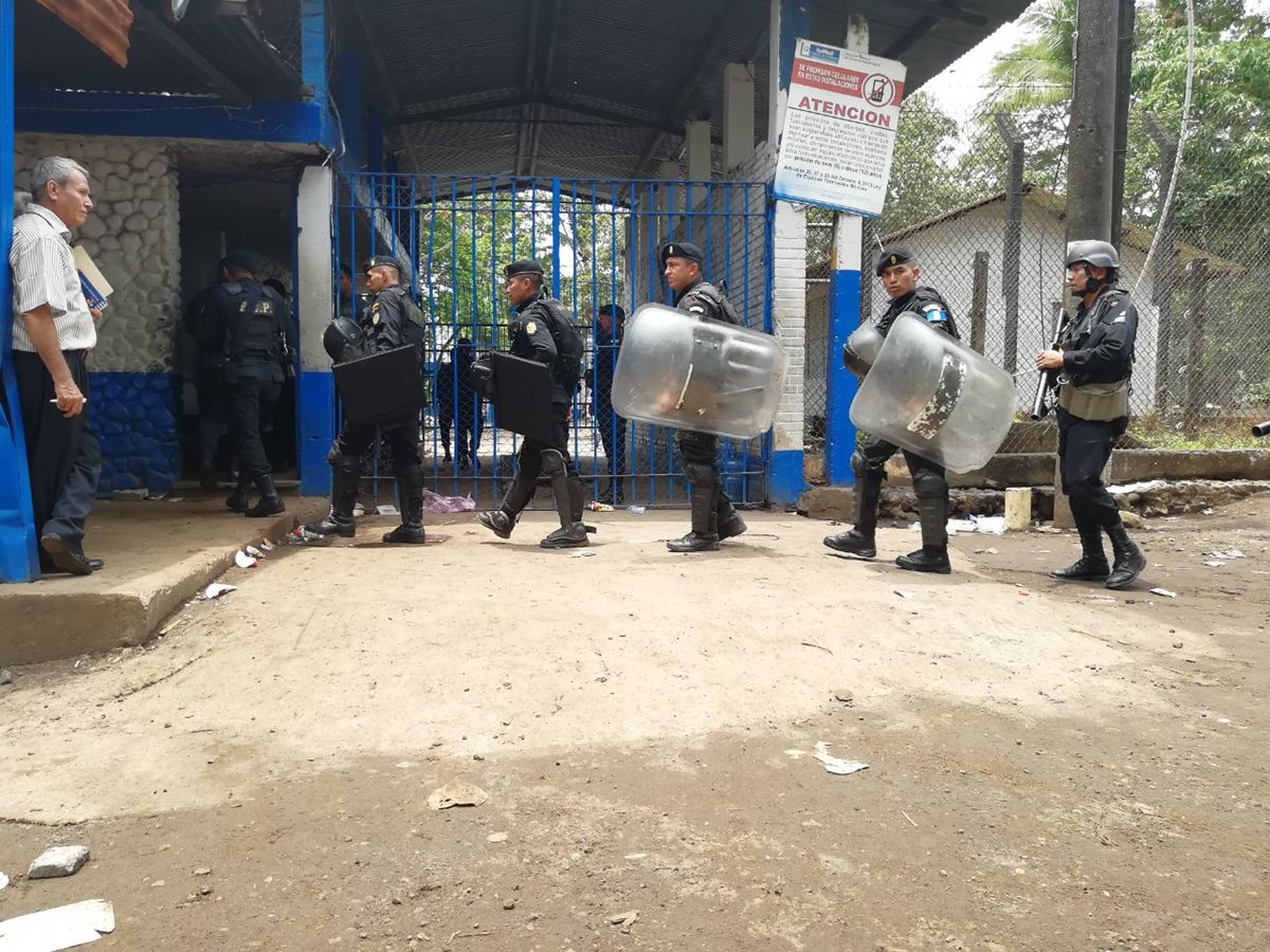 Agentes de la Policía Nacional Civil ingresaron desde tempranas horas a la Granja Penal Canadá, Escuintla, para efectuar una requisa. (Foto Prensa Libre: Enrique Paredes)