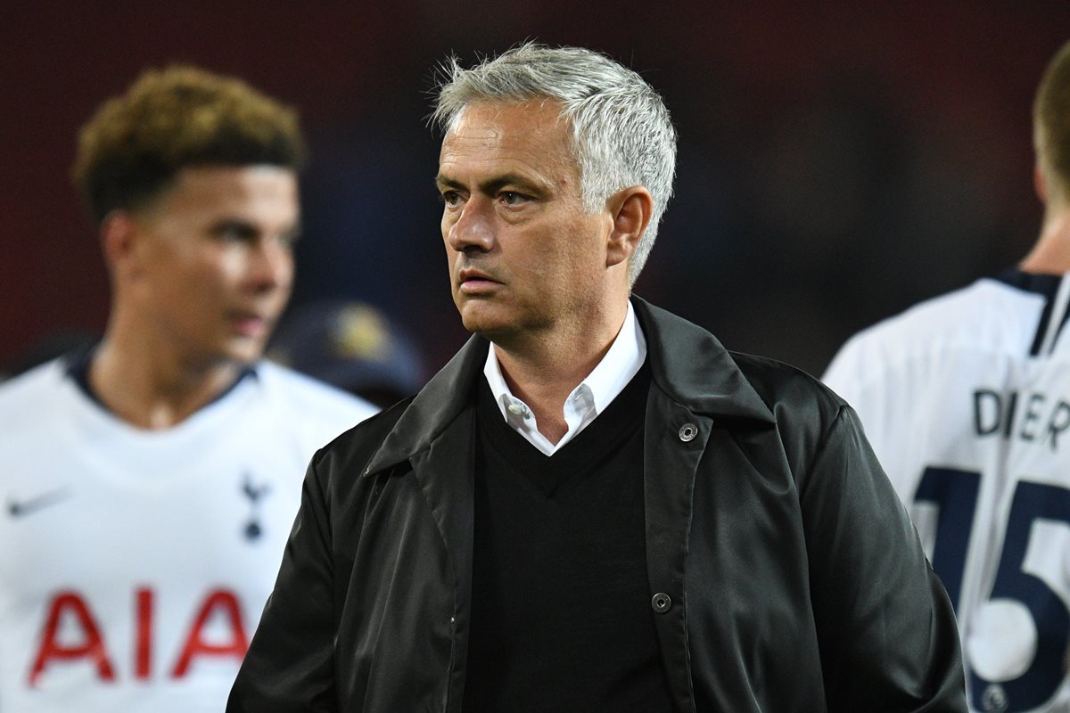José Mourinho luce desolado al finalizar el partido en el que su equipo, el Manchester United, perdió 3-0 contra el Tottenham. (Foto Prensa Libre: AFP)
