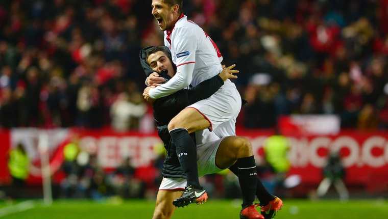 Jovetic se vistió de héroe al anotar el gol del triunfo para el cuadro sevillista. (Foto Prensa Libre: AFP)