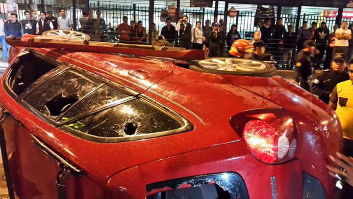 Vehículo que atropelló a un motorista en la avenida Petapa. (Foto Prensa Libre: La Red).